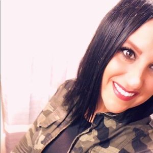 Meet your Posher, Adrianne